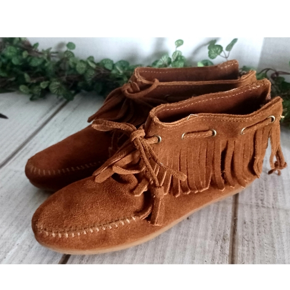 Minnetonka Women's Fringe Back Zip Sporty Rubber Sole Bootie - Picture 1 of 15